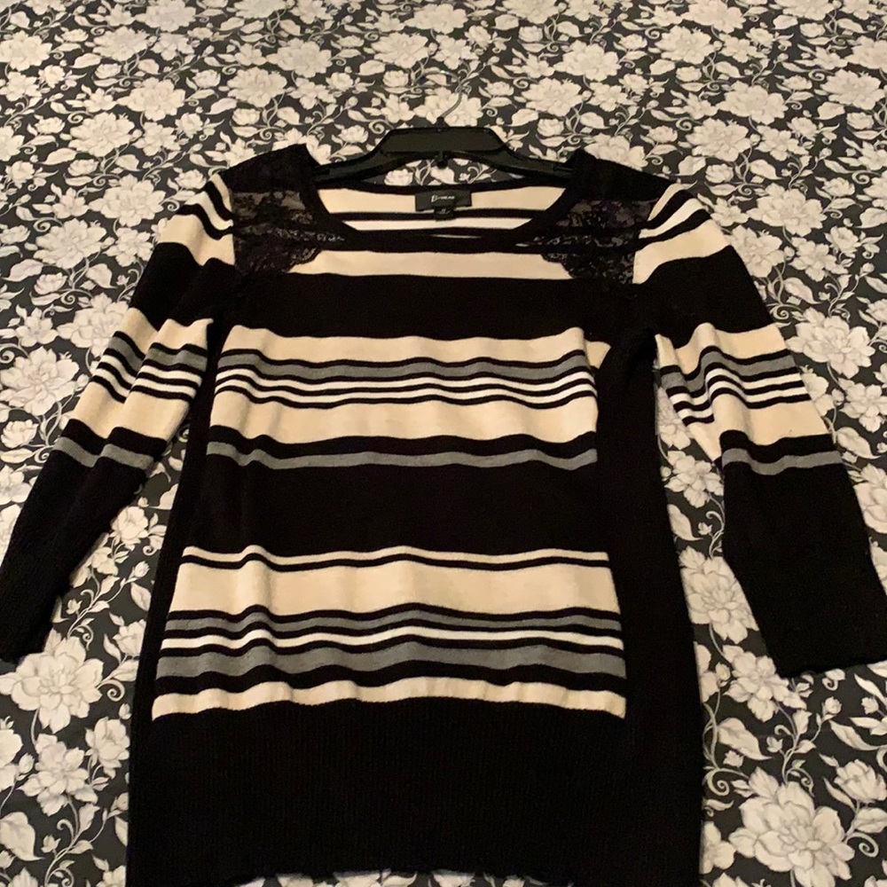 B wear medium sweater